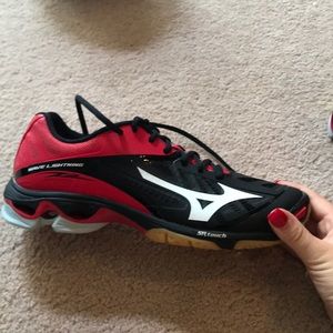 “Wave Lightning Z2” Mizuno volleyball shoes